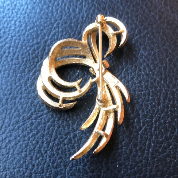 Trifari Brooch Pin high quality gold tone. - Picture 2 of 6